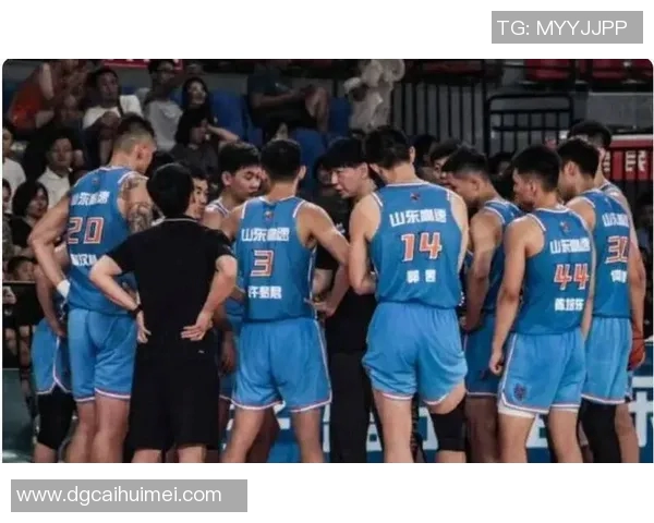 青岛与新疆的激烈对决在CCTV5直播中精彩呈现，篮球迷不容错过