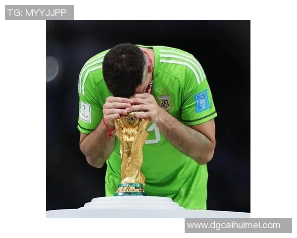 马丁内斯：从足球场上的明星到生活中的传奇人物之路探索